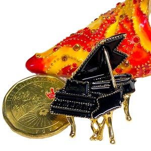 Grand piano pin/brooch